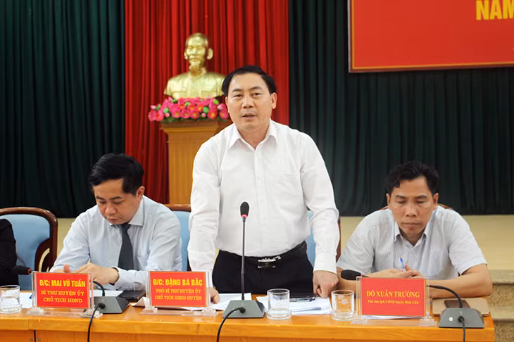 Lãnh đạo huyện Bình Liêu giải đáp những ý kiến, thắc mắc của nhân dân và doanh nghiệp ngay tại cuộc gặp gỡ, đối thoại.