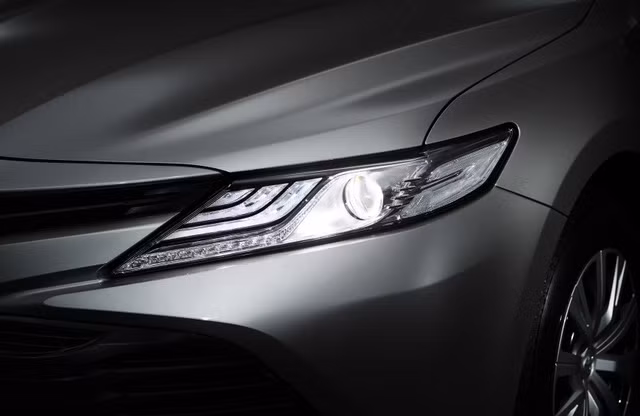 Tuy nhiên, so với xe ở Bắc Mỹ, Toyota Camry Hybrid 2018 ở Nhật Bản có một số điểm khác biệt như sự biến mất của chi tiết màu vàng trong đèn pha. Bên cạnh đó, Toyota Camry Hybrid 2018 ở Nhật Bản còn được bổ sung đèn sương mù trong lưới tản nhiệt.