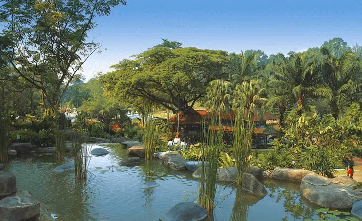 12. Lake Gardens (vườn hồ): Khu vườn hồ là một khu vực nguyên sinh rộng 92 ha, nơi có những hồ nước, bãi cỏ xanh, rừng cây cổ thụ, và được mệnh danh là lá phổi xanh của Kuala Lumpur. Lake Garden rất lý tưởng cho du khách dạo chơi thư giãn, bởi không khí luôn thoáng mát và yên tĩnh. Ảnh: Aspen.