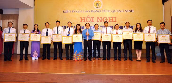 Chủ tịch LĐLĐ tỉnh Trần Danh Chức tặng bằng khen cho các tập thể, cá nhân có thành tích xuất sắc trong Tháng Công nhân, giai đoạn 2012-2017.