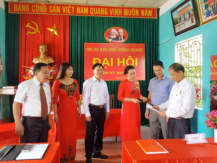 Lãnh đạo Đảng uỷ phường Quảng Yên (TX Quảng Yên) và khu phố Giếng Chanh, phường Quảng Yên trao đổi các nội dung bên lề đại hội Chi bộ khu Giếng Chanh.