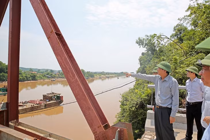 Đồng chí Bí thư Tỉnh ủy kiểm tra tiến độ xây lắp cầu...