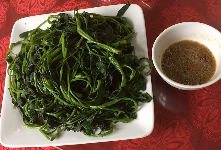 Rau muống luộc chấm mắm cáy rất phù hợp những ngày hè.