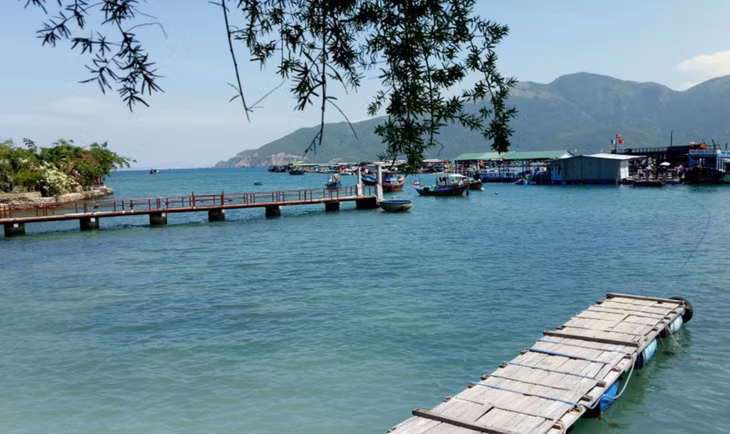 Với biển xanh ngắt cùng những bãi cát trải dài, những hàng cây xanh rì, những đám mây bồng bềnh lơ lửng giữa trời, bãi biển Nha Trang đã khiến du khách xiêu lòng ngay từ ánh nhìn đầu tiên.