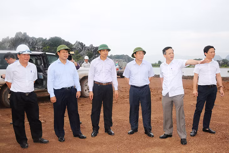 Đồng chí Nguyễn Hồng Trường, Thứ trưởng Bộ GTVT, Trưởng BCĐ cao tốc Hạ Long – Hải Phòng kiểm tra hiện trường thi công cao tốc Hạ Long – Hải Phòng.
