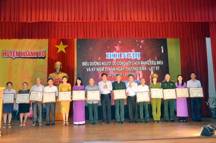 Lãnh đạo huyện Hoành Bồ tặng giấy khen cho các cá nhân có thành tích xuất sắc trong công tác đền ơn đáp nghĩa. 
