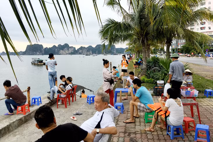 Thậm chí, trên vỉa hè “mọc lên” những quán cóc phục vụ nước giải khát cho những người đi tắm biển, tiềm ẩn nguy cơ mất vệ sinh an toàn thực phẩm.