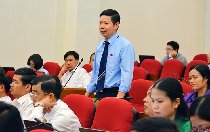 Đại biểu HĐND tỉnh Vũ Thành Long chất vấn lãnh đạo Sở Y tế tại Kỳ họp thứ 5, HĐND tỉnh khoá XIII. Ảnh: Thanh Tùng