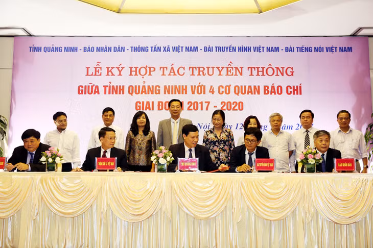 Đồng chí Nguyễn Đức Long, Phó Bí thư Tỉnh ủy, Chủ tịch UBND tỉnh Quảng Ninh cùng lãnh đạo Báo Nhân Dân, Thông tấn xã Việt Nam, Đài Truyền hình Việt Nam và Đài Tiếng nói Việt Nam ký hợp tác truyền thông giai đoạn 2017-2020.