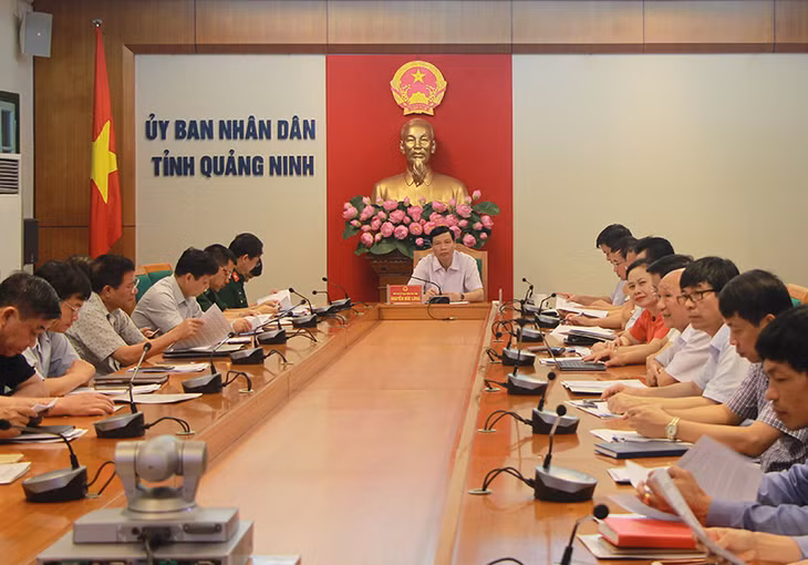 Đồng chí Nguyễn Đức Long, Chủ tịch UBND tỉnh trao tặng bằng khen của BCĐ 389 Quốc gia cho tập thể có thành tích xuất sắc trong công tác chống buôn lậu