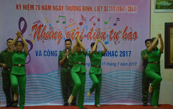 Một tiết mục trong đêm nhạc. 