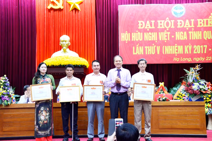 Các tập thể, cá nhân có thành tích xuất sắc được nhận bằng khen của Liên hiệp các tổ chức hữu nghị Việt Nam.