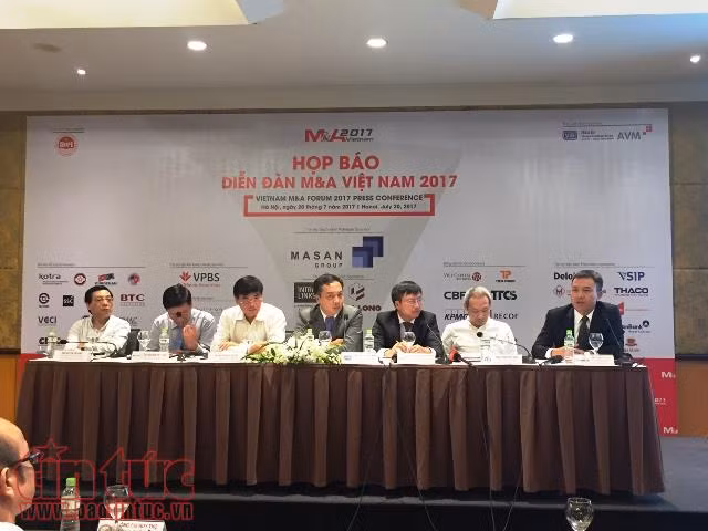 Các chuyên gia trả lời tại cuộc họp báo.