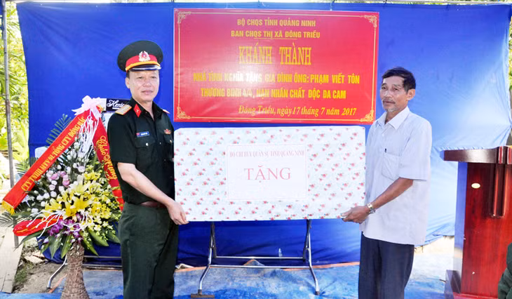 Ban CHQS TX Đông Triều tổ chức lễ khánh thành bàn giao nhà và tặng quà cho gia đình ông Phạm Viết Tôn (xã Yên Đức, TX Đông Triều), thương binh hạng 4/4, nạn nhân chất độc da cam. (Ảnh đơn vị cung cấp)