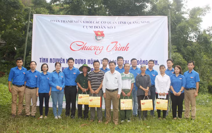 Cụm Đoàn số 1 trao tặng quà cho các gia đình thương binh, liệt sĩ trên địa bàn xã Đồng Sơn.