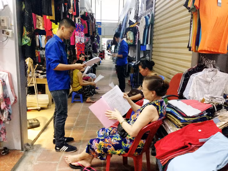 Thành Đoàn Hạ Long dạy tiếng Anh miễn phí cho tiểu thương chợ Cái Dăm, phường Bãi Cháy, TP Hạ Long. Ảnh do Thành Đoàn Hạ Long cung cấp