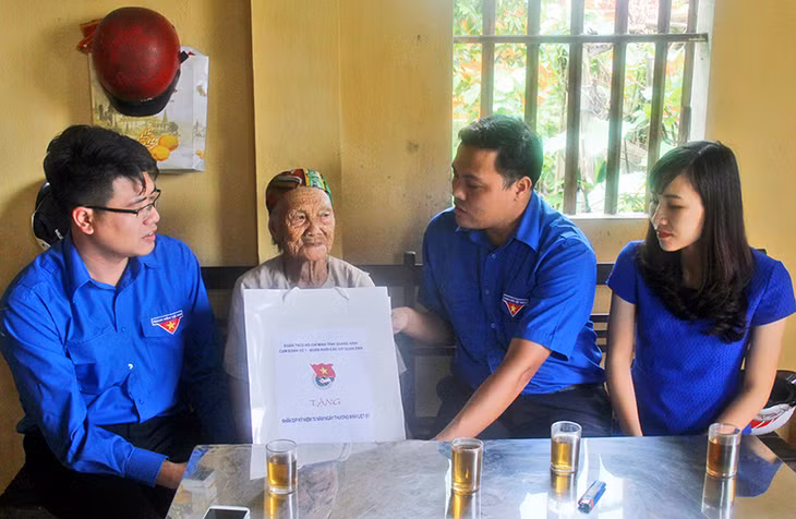 Đoàn khối các cơ quan tỉnh thăm hỏi, tặng quà Mẹ Việt Nam Anh hùng Tăng Thị Lồng ở thôn 3, xã Hải Xuân (TP Móng Cái).
