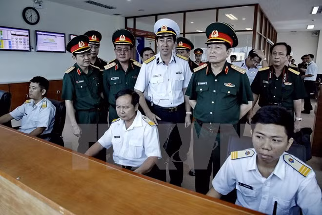 Bộ trưởng Bộ Quốc phòng Ngô Xuân Lịch cùng đoàn công tác tham quan nhà điều hành tại Quân cảng. (Ảnh: Thế Anh/TTXVN)