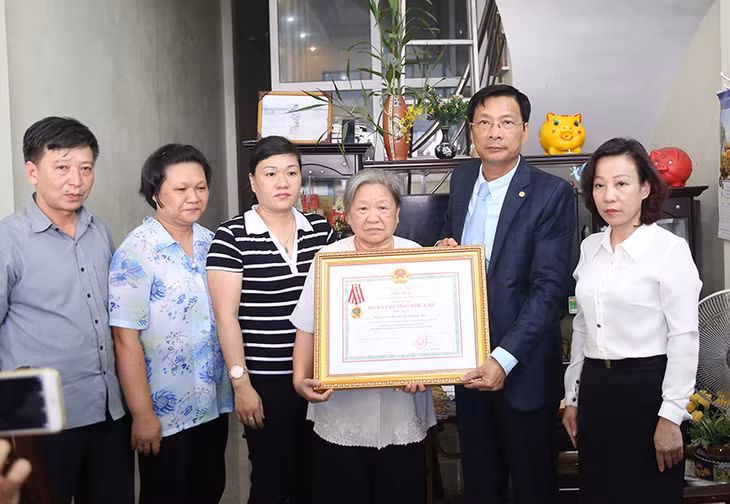 Bí thư Tỉnh ủy Nguyễn Văn Đọc trao