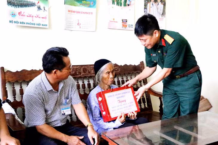 Các cấp chính quyền, cơ quan ban, ngành thăm hỏi, tặng quà mẹ liệt sĩ Đinh Thị Quỳnh, khu 2, thị trấn Cô Tô.