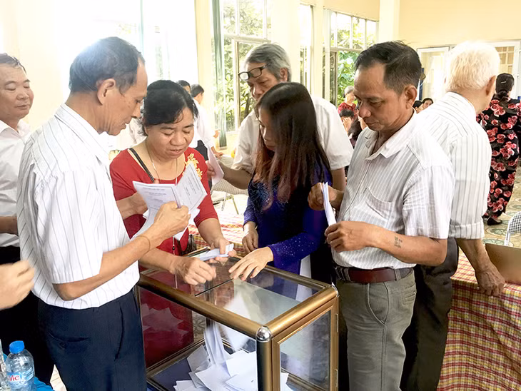 Bỏ phiếu bầu Bí thư Chi bộ tại Đại hội Chi bộ khu phố 7A (phường Hồng Hải, TP Hạ Long) nhiệm kỳ 2017-2020.