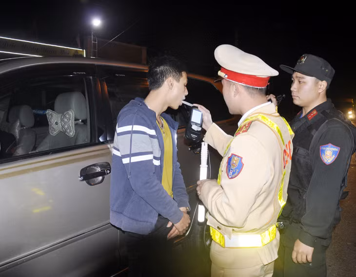 Đội TTKS giao thông 1-4 (Phòng CSGT đường bộ đường sắt Công an tỉnh) kiểm tra nồng độ cồn tại QL 18A huyện Tiên Yên.