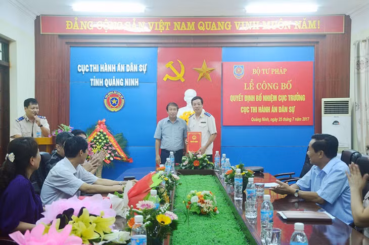 Đồng chí Nguyễn Thanh Thủy, Phó Tổng cục trưởng Tổng cục THADS tặng hoa chúc mừng đồng chí Đinh Khắc Khang được tín nhiệm giao chức vụ Cục trưởng Cục THADS tỉnh.