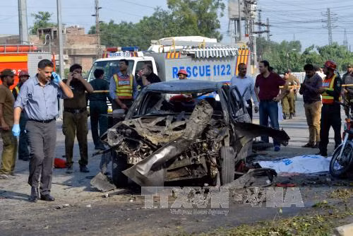 Lực lượng an ninh Pakistan điều tra tại hiện trường vụ nổ ở Lahore ngày 24/7. Ảnh: AFP/TTXVN
