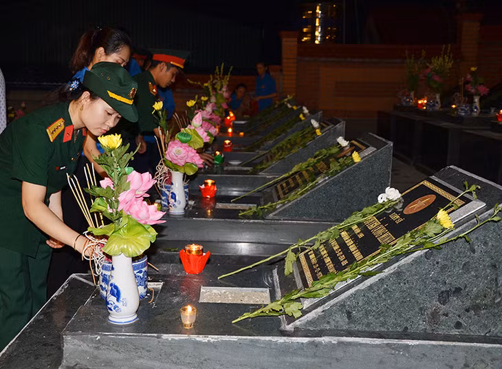 Đoàn viên thanh niên TP Cẩm Phả thắp nến tri ân các anh hùng liệt sỹ