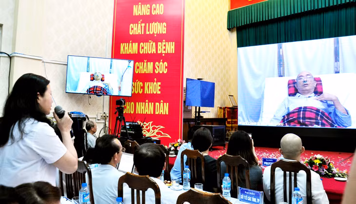 Bác sĩ Bệnh viện Đa khoa tỉnh trò chuyện, tư vấn, chẩn đoán cho bệnh nhân đang điều trị tại Trung tâm Y tế TX Đông Triều thông qua hệ thống telemedicine.