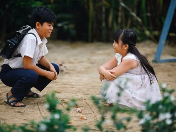 Hai diễn viên nhí gây ấn tượng về diễn xuất trong Cô gái đến từ hôm qua. (Ảnh: ĐLP)