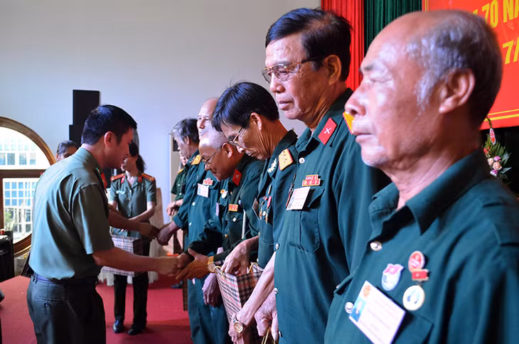 Công an TP Uông Bí tặng quà cho thương, bệnh binh trên địa bàn TP Uông Bí nhân kỷ niệm 70 năm Ngày Thương binh - Liệt sĩ. Ảnh: Việt Hoa