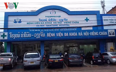 Một nạn nhân đang được điều trị tại Bệnh viện Hà Nội- Vientiane.