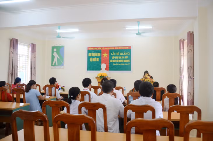 Quang cảnh Lễ bế giảng lớp đào tạo xoa bóp, bấm huyệt cổ truyền năm 2017.