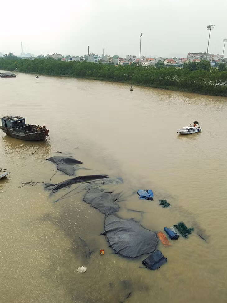 Chiến sà lan bị chìm gần chân cầu sông Chanh