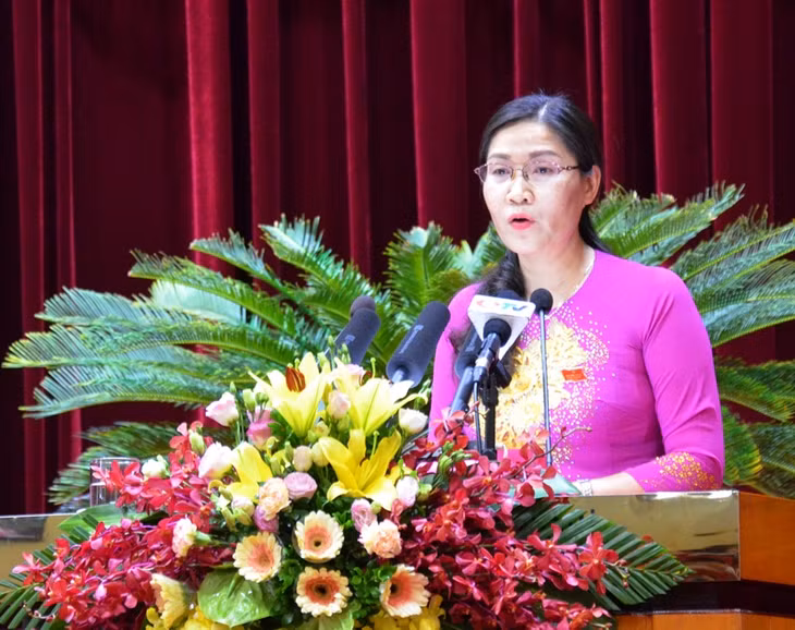 Đại biểu Vũ Thị Thanh, Tổ Quảng Yên phát biểu tại phiên thảo luận tại hội trường.