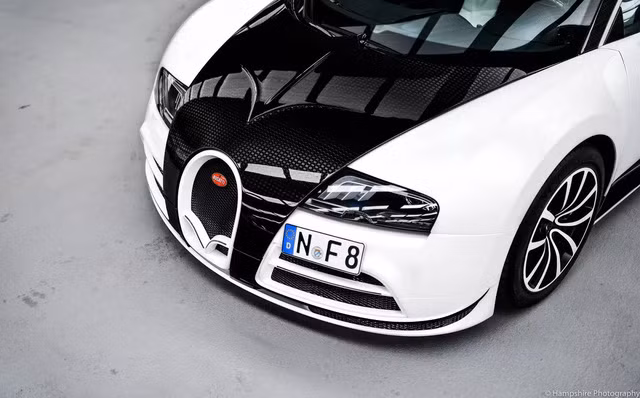 Qua tay hãng độ Mansory, chiếc Bugatti Veyron này được cải tiến đáng kể, từ ngoài vào trong. Có thể thấy điều đó thông qua cản va trước/sau mới và dải đèn LED định vị ban ngày của chiếc Bugatti Veyron Mansory Vivere.