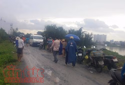 Người dân tập trung xem lực lượng cứu hộ vớt thi thể nam thanh niên nhảy sông bị đuối nước.