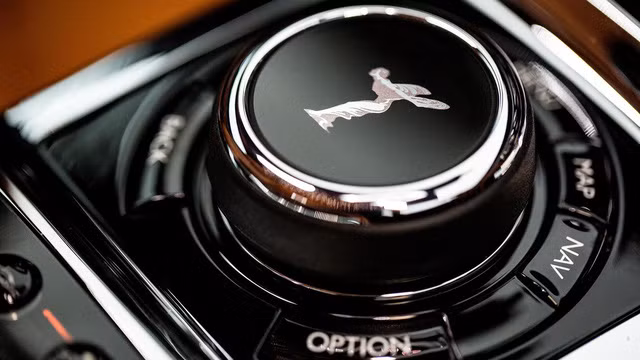 Về an toàn, Rolls-Royce Phantom 2018 có đầy đủ những tính năng hỗ trợ người lái như cảnh báo tình trạng buồn ngủ, kiểm soát hành trình thích ứng, cảnh báo giao thông phía sau, cảnh báo va chạm và cảnh báo chuyển làn đường.