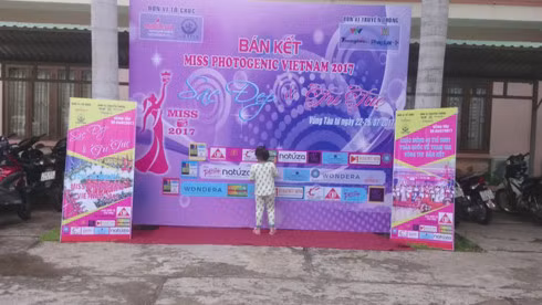 Băng rôn quảng bá chương trình sắc đẹp chui.