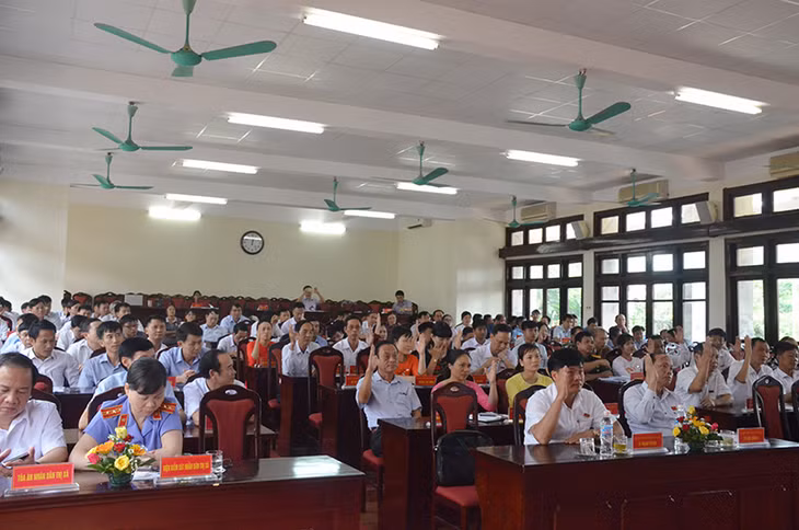 Các đại biểu biểu quyết thông qua 3 nghị quyết về phát triển KT-XH những tháng cuối năm
