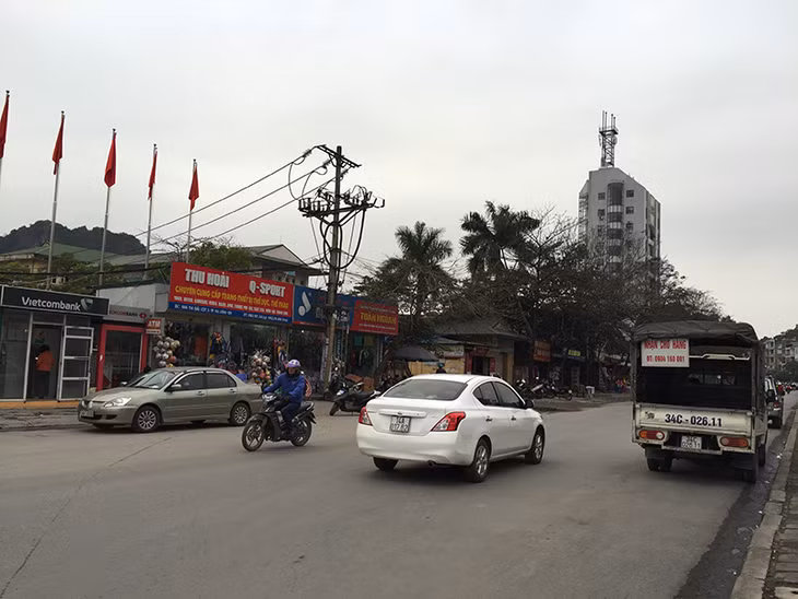 Đường Nguyễn Văn Cừ (bên dưới) sẽ cấm đường trong ngày 26 và 28/2 để phục vụ Hội khỏe phù đổng TP Hạ Long lần thứ IX