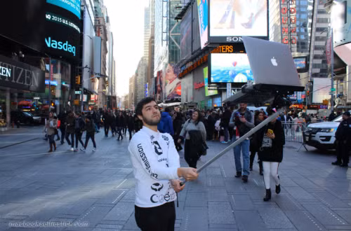 Chụp ảnh bằng Macbook trước quảng trường Time Square, New York (Mỹ).