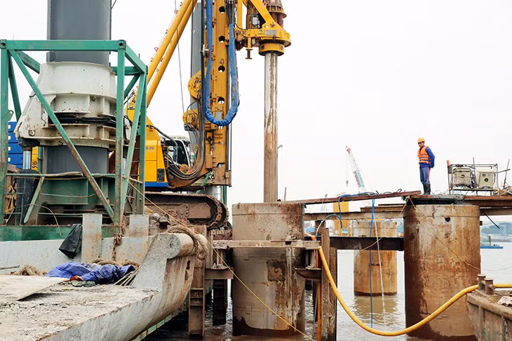 Thi công cọc khoan nhồi trụ T30, cầu Bạch Đằng.