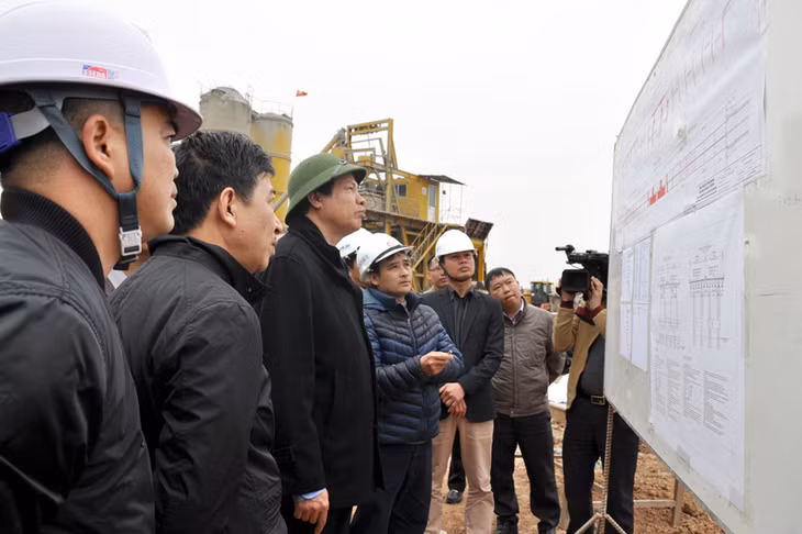 Chủ tịch UBND tỉnh Nguyễn Đức Long kiểm tra tại hiện trường tiến độ thi công cầu Sông Rút, Dự án đường cao tốc Hải Phòng Hạ Long.