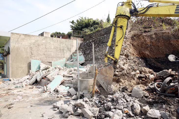 Chiều ngày 27-2, lực lượng chức năng thành phố đã tổ chức tháo dỡ nhà, vật kiến trúc của 30 hộ dân trong diện phải GPMB tại phường Hà Tu.