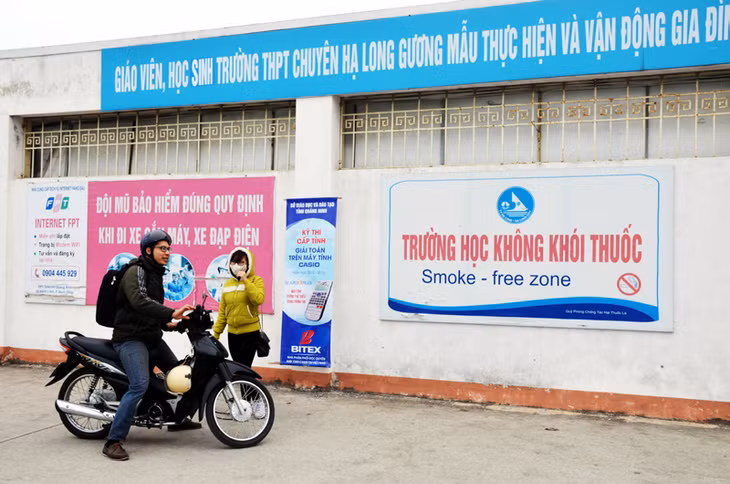 Trường THPT Chuyên Hạ Long gắn pano tuyên truyền “Trường học không khói thuốc” ngay trước cổng trường.