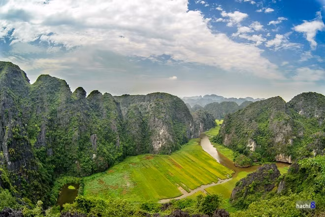 Tam Cốc - Bích Động, còn được biết đến với những cái tên nổi tiếng như 