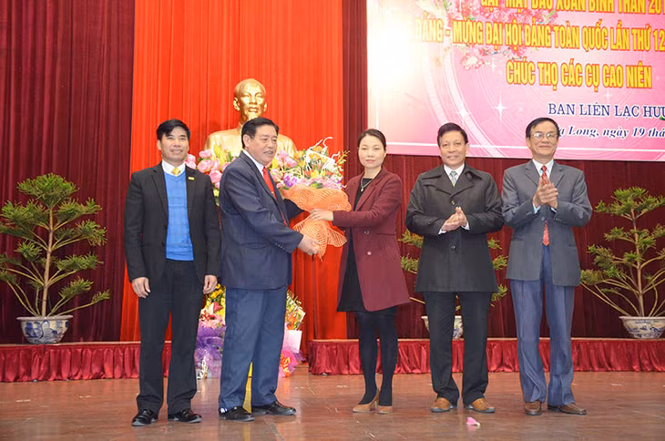 lãnh đạo Đảng ủy Khối các cơ quan tỉnh và các Ban xây dựng Đảng Tỉnh ủy tặng hoa chúc mừng