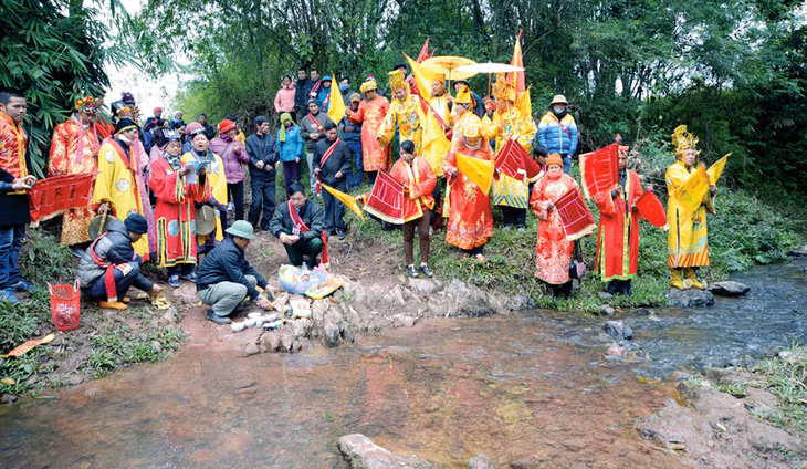 Nghi lễ cúng thần nước trong lễ hội Đại phan năm 2016 của người Sán Dìu xã Cộng Hoà (TP Cẩm Phả).
